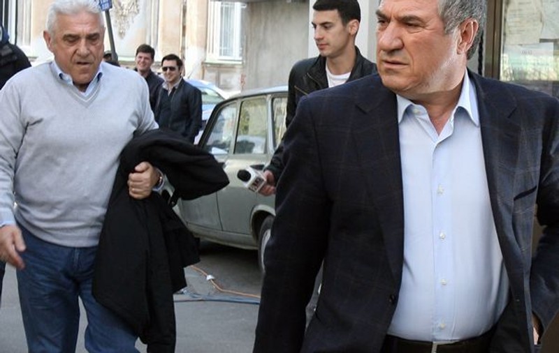 Fraţii Becali îşi conduc mama pe ultimul drum