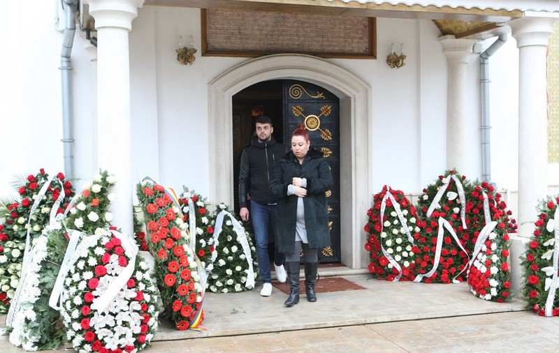 Vedetele nu l-au uitat pe marele pilot. Oana Roman şi Roxana Ciuhulescu i-au adus un ultim omagiu lui Adrian Iovan | FOTO