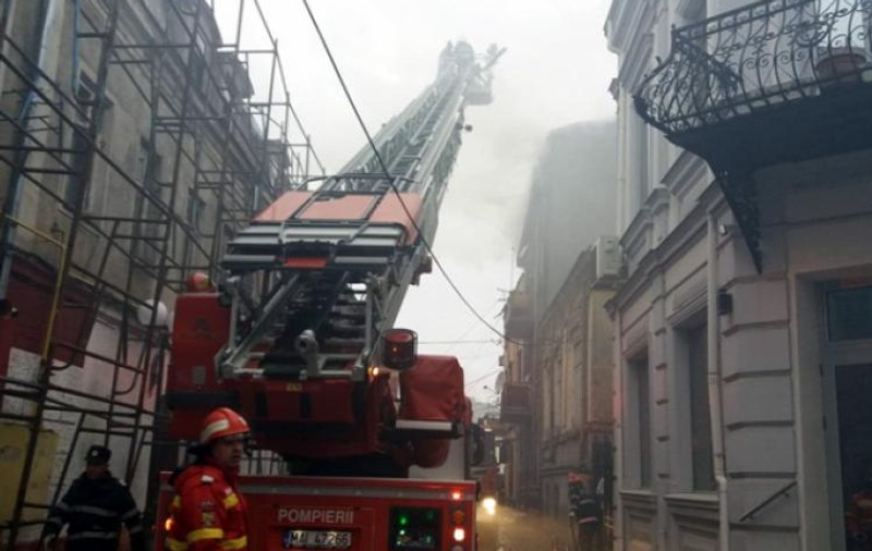 Incendiu la o locuinţă socială din Centrul Vechi al Brăilei. 12 familii au rămas fără adăpost