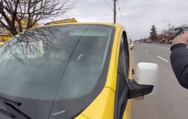 Momentul în care un membru AUR al unei secţii de vot din Buzău a lovit un jurnalist cu mașina | VIDEO