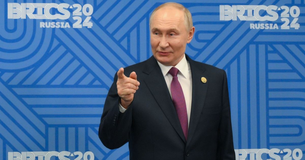 Vladimir Putin arată cu degetul în cadrul unei conferințe de presă