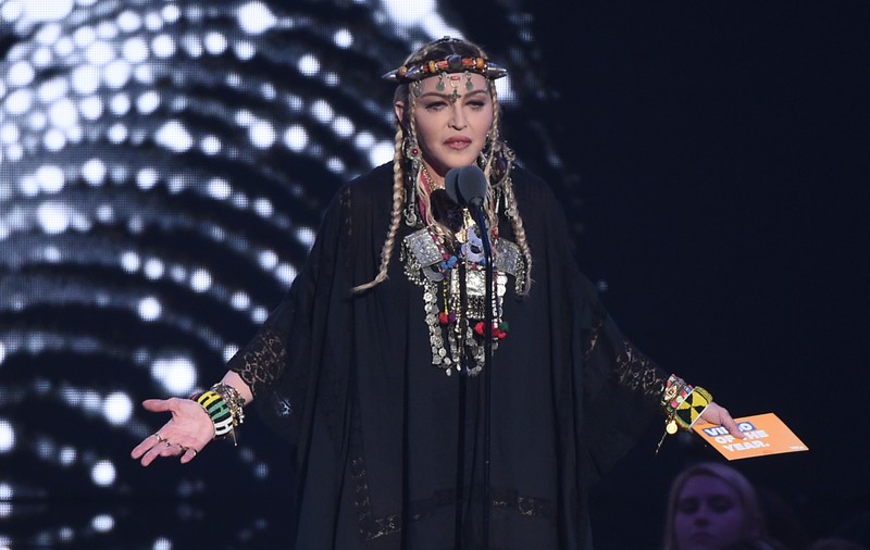 Madonna, supărată tare că n-a fost lăsată să filmeze cu un cal într-un palat din Portugalia