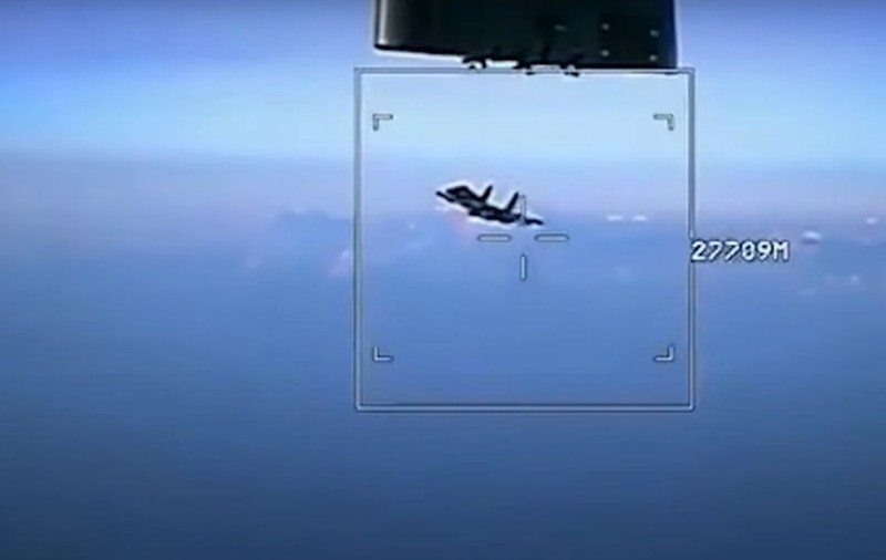 Momentul în care un avion de vânătoare rusesc Su-35 face manevre periculoase lângă o dronă franceză | VIDEO