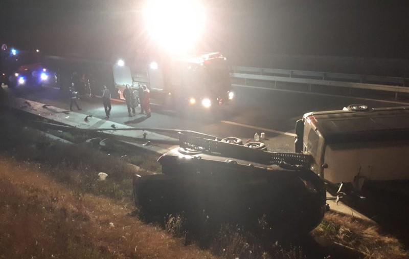 Un microbuz s-a răsturnat în urma unui accident pe autostrada A1 Sebeș-Sibiu. Pasagerii au supraviețuit miraculos / FOTO&VIDEO