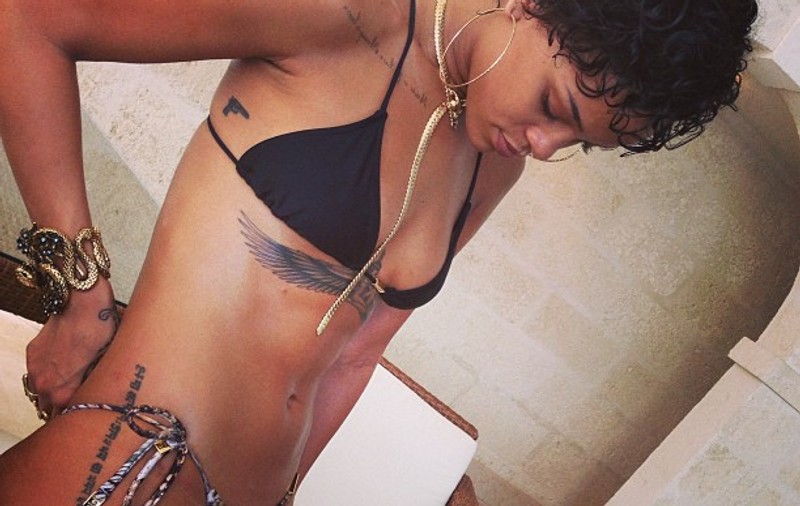 Aste e prea mult, chiar şi pentru Rihanna! Cântăreaţa şi-a dezgustat fanii - FOTO