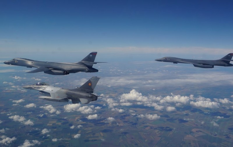 Bombardierele americane au desfăşurat în premieră antrenamente în spaţiul aerian al României
