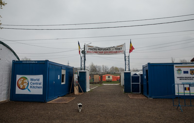 REPORTAJ. Cum au petrecut Paștele voluntarii din Vama Siret în așteptarea refugiaților ucraineni: „Se jertfesc și românii noștri”