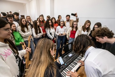 Mai multi elevi la o ora de muzica