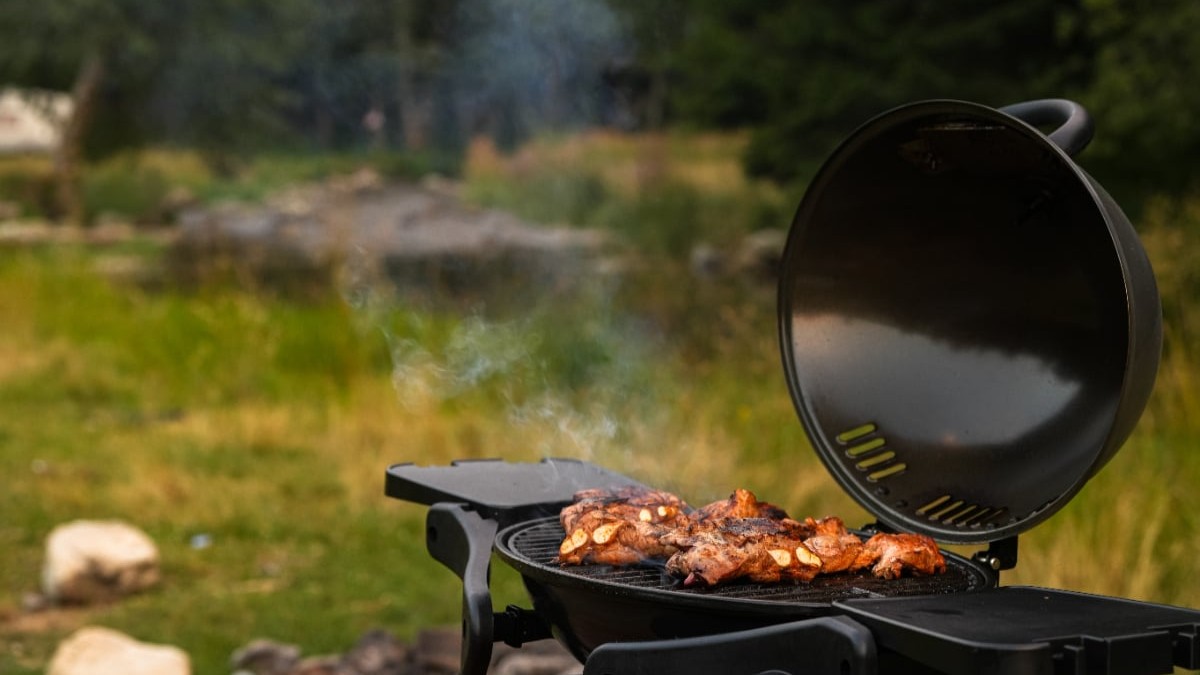 Un grătar pe care se află mai multe bucăți de carne.