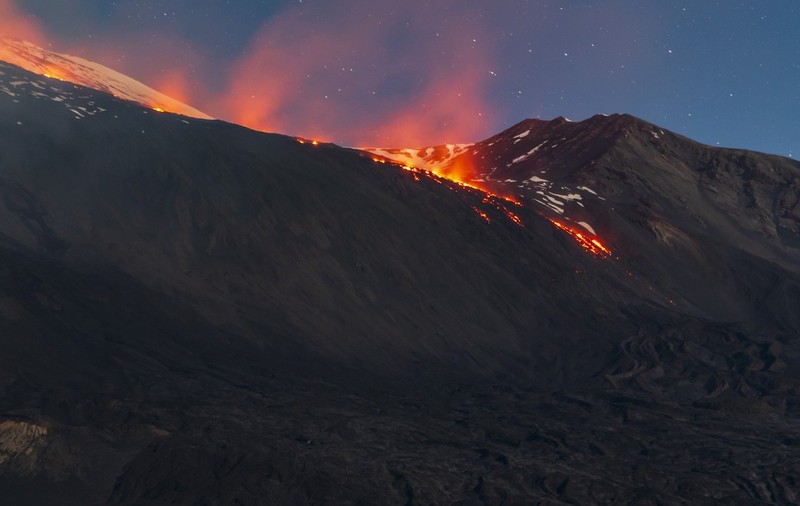 Toate zborurile de pe aeroportul din Catania, anulate de erupția vulcanului Etna. Cenușa vulcanică a ajuns pe pistă