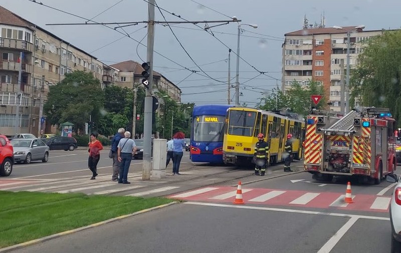 Accident între două tramvaie la Oradea. O persoană a fost rănită