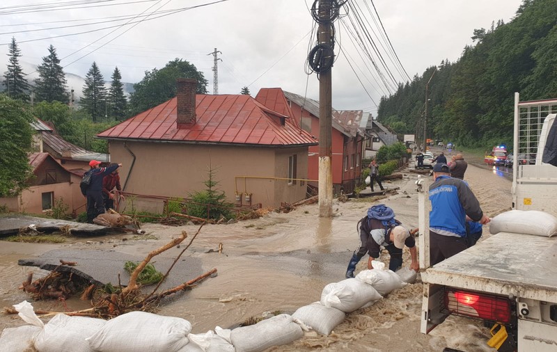 DN1 blocat total la Bușteni, timp de două ore, din cauza unei viituri. Mașină luată de ape în Sinaia