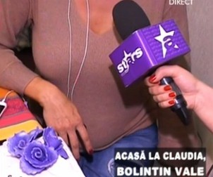 Claudia si-a aratat burtica de gravida, în direct la tv