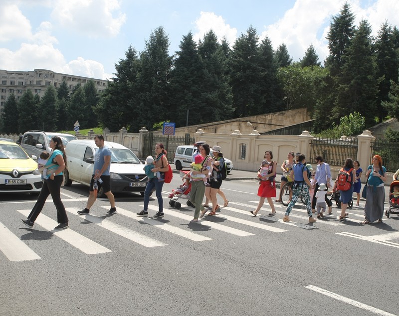 FOTO&VIDEO/ Protest al mamelor la Palatul Parlamentului. Au traversat încontinuu pe o trecere de pietoni din zona Parcului Izvor