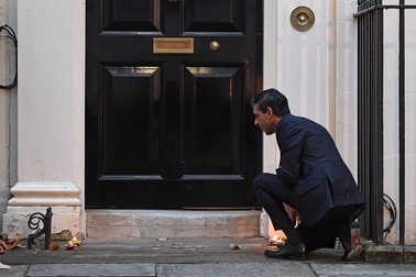 Rishi Sunak aprinde lumânări în fața sediului din 11 Downing Street | Foto: Profimedia