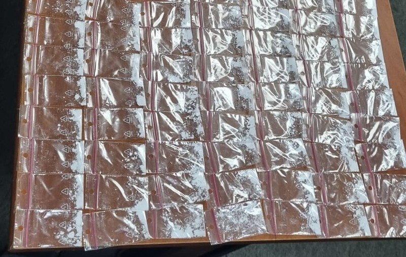 Adolescent prins cu peste 200 de pliculeţe care conţineau „praf alb”, lângă Biblioteca Naţională