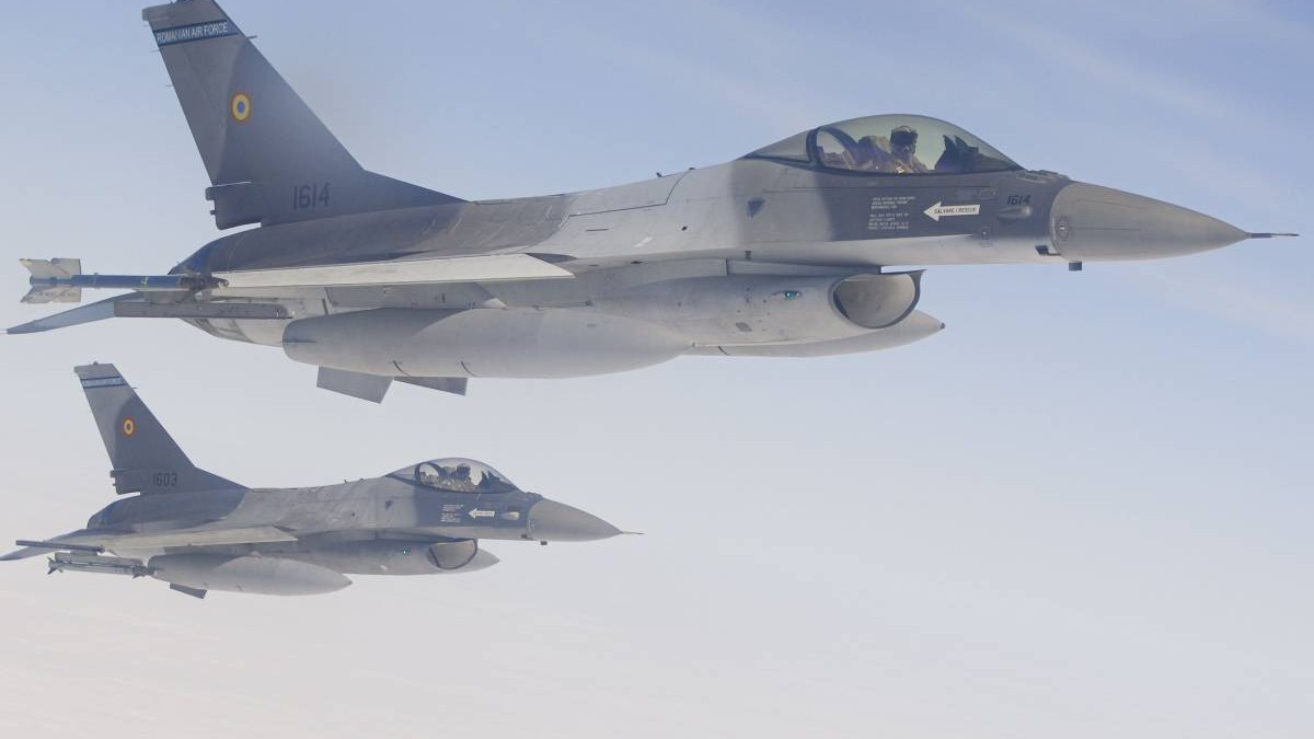 doua aeronave f-16 ale fortelor aeriene romane