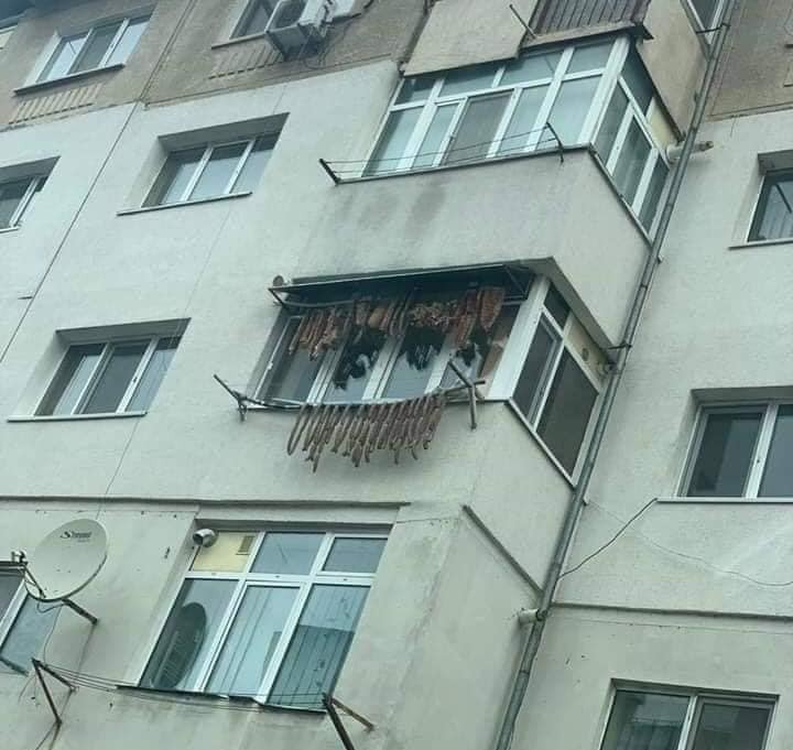 Balcon din Rovinari împodobit cu slănină și cârnați