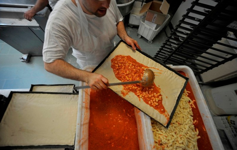 Ați comandat mâncare la serviciu? Mai multe firme de catering din București ar fi livrat carne de cal!