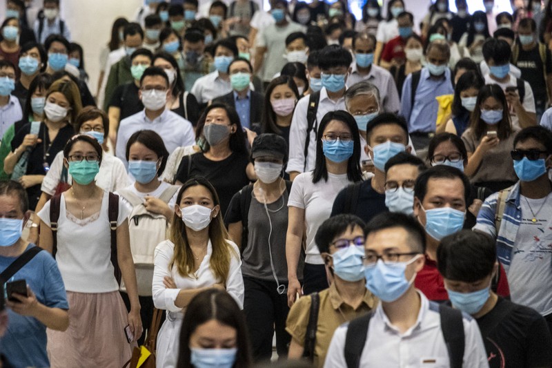 Locuitori din Hong Kong, surprinși în gara din oraș | FOTO: Hepta