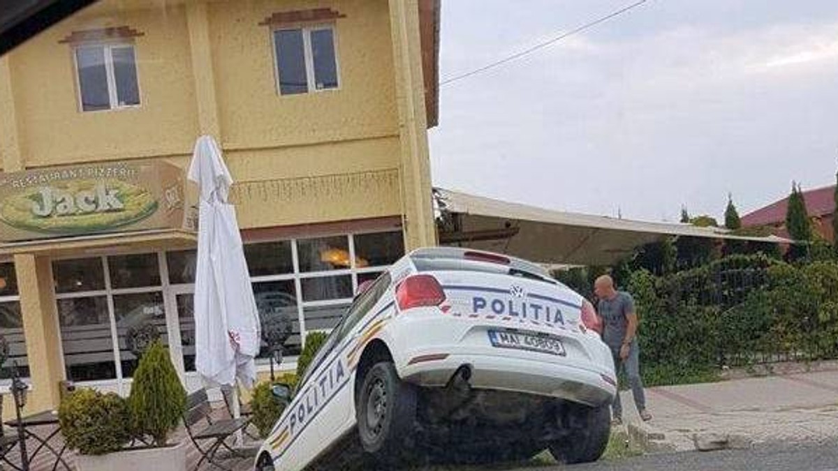 O mașină de poliție s-a răsturnat în șanț, în Timiș. A fost la un pas să facă victime