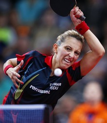 epa04963078 Elizabeta Samara of Romania in action against Jie Li of the Netherlands during their women's singles final match of the Table Tennis European Championships in Ekaterinburg, Russia, 04 October 2015. EPA/SERGEI ILNITSKY