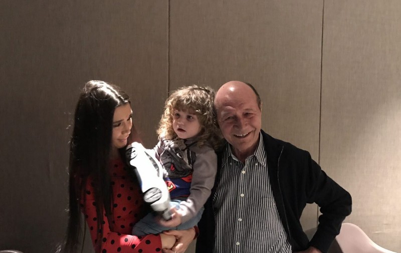 EXCLUSIV/ Semne obscene în fața nepotului lui Traian Băsescu. Syda... un altfel de tată pentru fiul lui