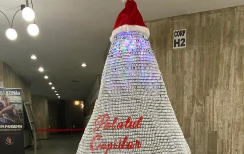 Avocatul Poporului anunță că „a trimis mai multe adrese” în legătură cu bradul de Crăciun făcut din doze de vaccin