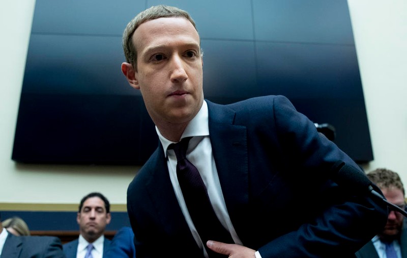 Mark Zuckerberg își pune angajații să-l usuce la subraț cu foehn-ul înaintea discursurilor
