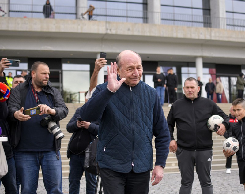 Mesajul dintr-un singur cuvânt scris de Traian Băsescu pe coroana depusă la catafalcul lui Mircea Lucescu