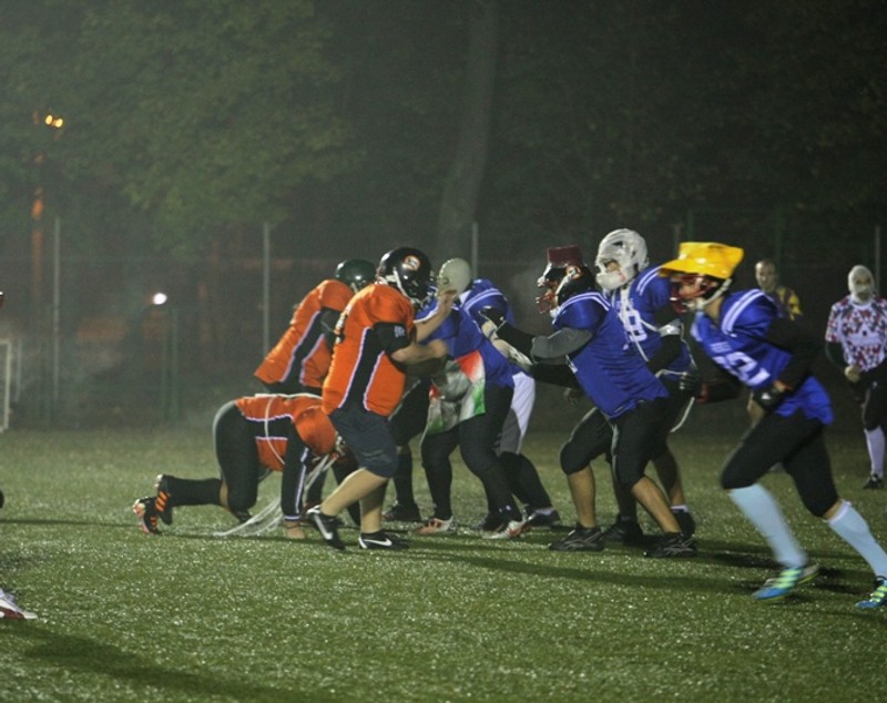 FOTO / Meci de groază la ”Arcul de Triumf”! Arlechinii şi Rebelii au jucat rugby-fotbal american