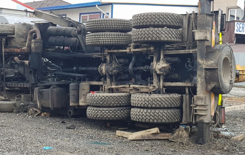 Macara prăbușită peste o construcție în Dumbrăvița, județul Timiș. Șoferul autovehiculului a fost rănit/ FOTO