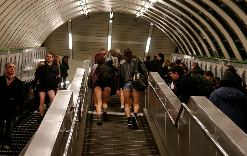 Plimbarea în chiloti, tradiţia cu pantalonii în vine de la metrou | FOTO & VIDEO