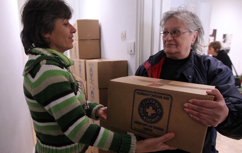 Ce-au ajuns grecii să facă din cauza crizei economice. Stau la coadă la mâncare ca românii pe vremea lui Ceauşescu