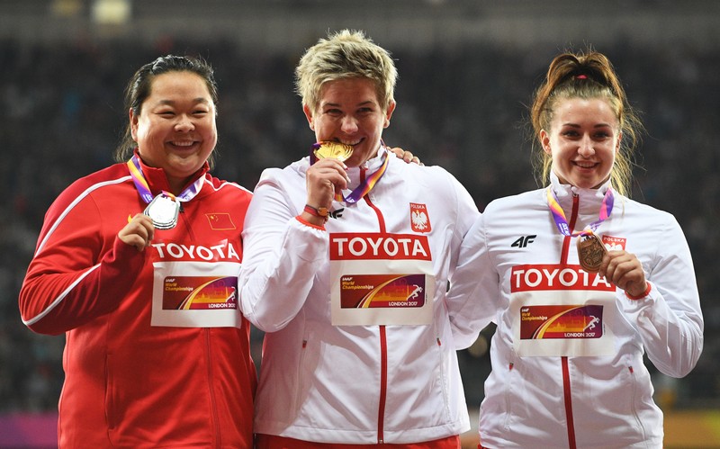 epa06131120 Poland's Anita Wlodarczyk (C) poses with her gold medal on the podium after winning the women's Hammer Throw final at the London 2017 IAAF World Championships in London, Britain, 07 August 2017. Wlodarczyk won ahead of second placed Zheng Wang (L) of China and third placed Malwina Kopron (R) of Poland. EPA/FACUNDO ARRIZABALAGA