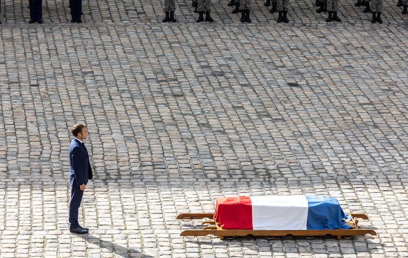 Macron s-a recules la sicriul lui Belmondo, la noi, Caramitru și Patzaichin au fost îngropați fără ca nimeni din conducerea statului român „să fie ca ei”