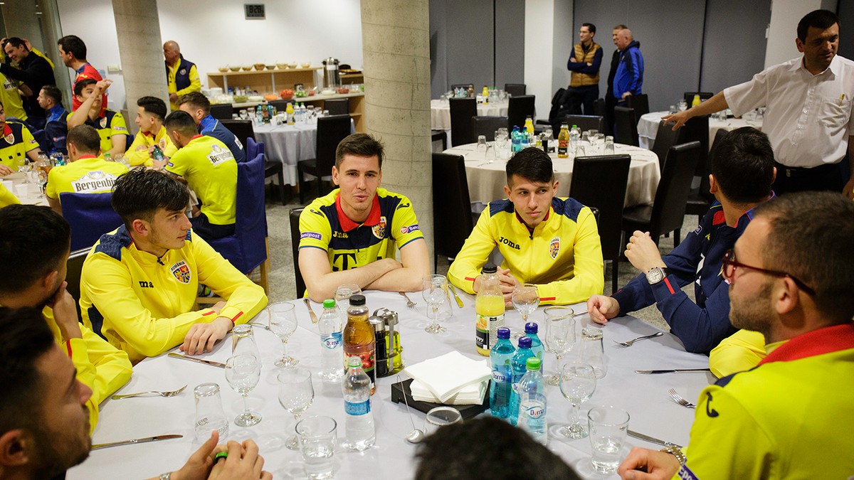 Juniorii U19 au fost încurajați de naționala mare