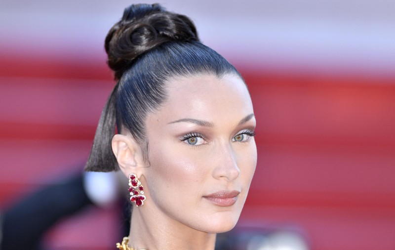 Bella Hadid și-a făcut prima operație estetică la 14 ani. Neagă că ar mai avea alte intervenții: „Haideți să punem capăt acestor speculații”