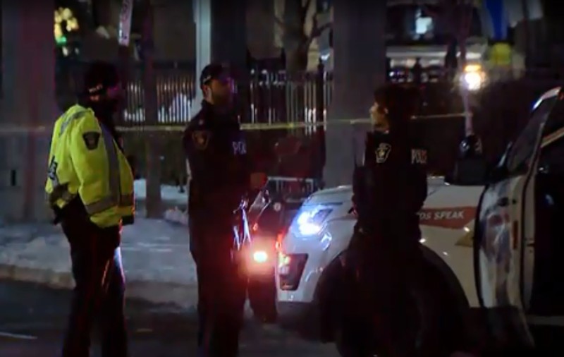 Cinci oameni au fost împuşcați mortal, într-un bloc din Toronto. Atacatorul, ucis într-un schimb de focuri cu poliția