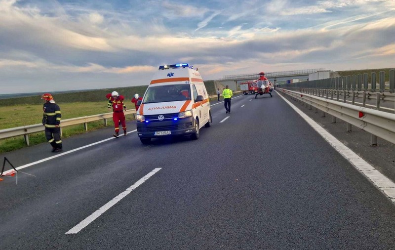 Accident pe Autostrada Bucureşti - Piteşti. Şoferul unui microbuz a pierdut controlul şi a lovit parapetul