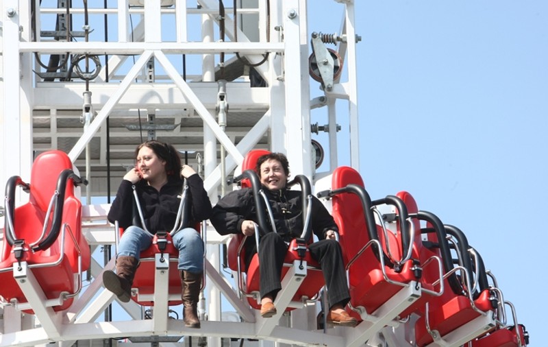 O bucureşteancă de 60 de ani a făcut spectacol într-un parc de distracţii | FOTO