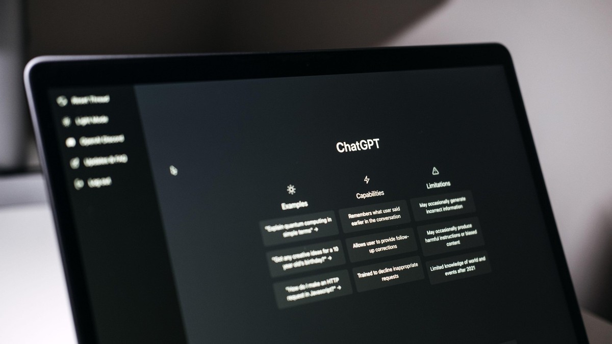 ChatGPT deschis pe laptop