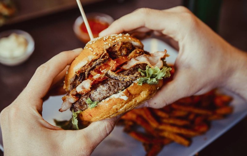 Ce a pățit un tânăr de 22 de ani care a înghițit un hamburger întreg „în glumă”: „Doar o minune îl mai salvează”