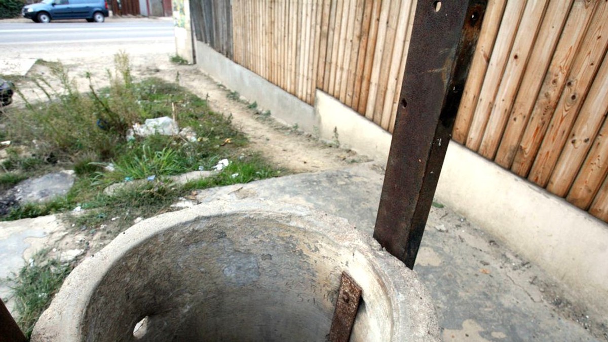 O femeie din Neamț își acuză vecinul că ar fi otrăvit fântâna. A ajuns la spital cu ingestie de sodă caustică