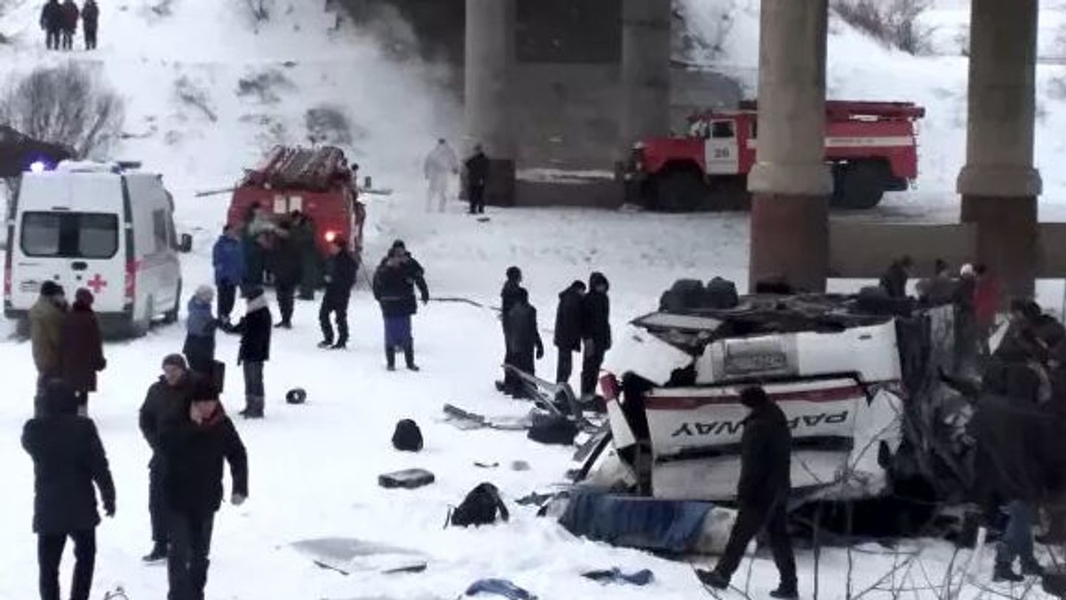 Un autobuz a căzut într-un râu din Siberia. 15 oameni au murit