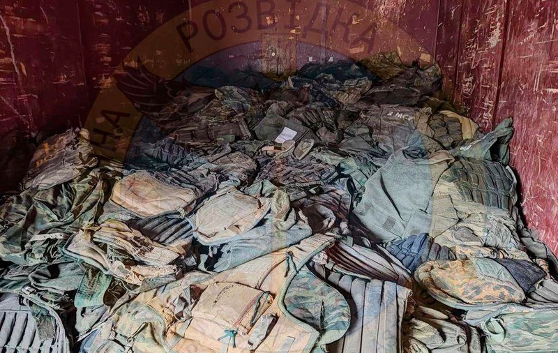 „Gunoi inutil”. Imagini cu veste antiglonț putrezite și cu blindajul ruginit, despre care Kievul spune că au fost trimise soldaților ruși care luptă în Ucraina