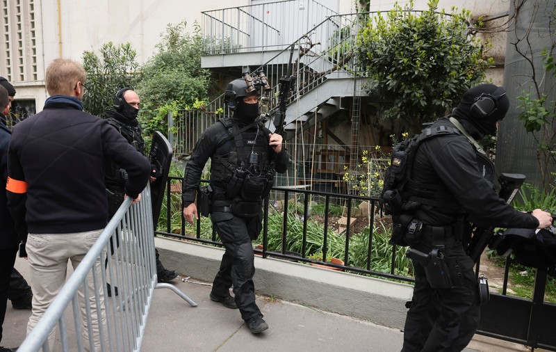 Un bărbat care amenința că se aruncă în aer, după ce s-a baricadat în Consulatul Iranului din Paris, a fost arestat