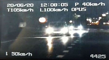 Imaginile surprinse pe 20 iunie de aparatul Radar. Kilometrajul, 105km/h, în stânga, în partea de sus a imaginii