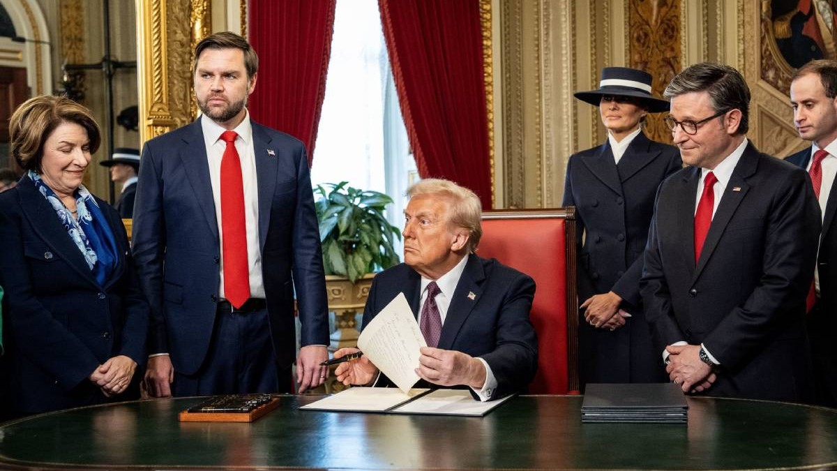 Președintele Donald Trump, în centru, vorbește conducerii în Camera Președintelui cu senatorul Amy Klobuchar, Vicepreședintele JD Vance, Prima Doamnă Melania Trump