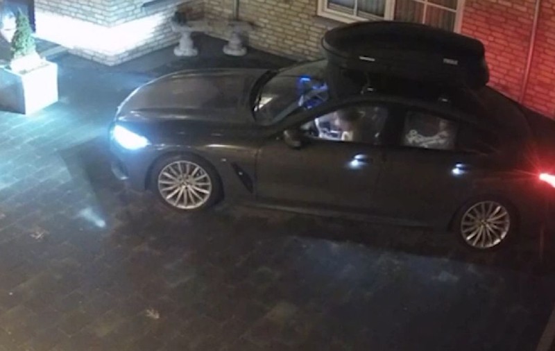 Un tată și-a văzut BMW-ul furat cu tot cu cei trei copii pe bancheta din spate. Momentul a fost filmat de o cameră de supraveghere